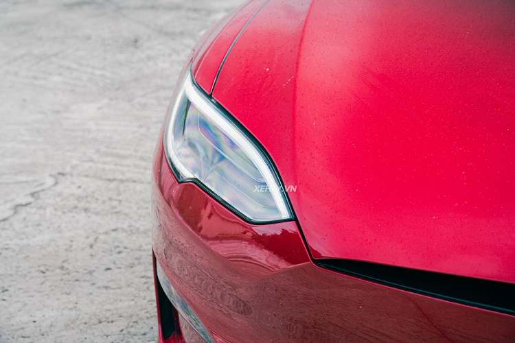 Di chuyển ra phía sau, Tesla Model S Plaid được trang bị thêm một cánh gió nhỏ giúp tối ưu tính khí động học. Đây là chi tiết không được trang bị trên phiên bản Model S tiêu chuẩn.