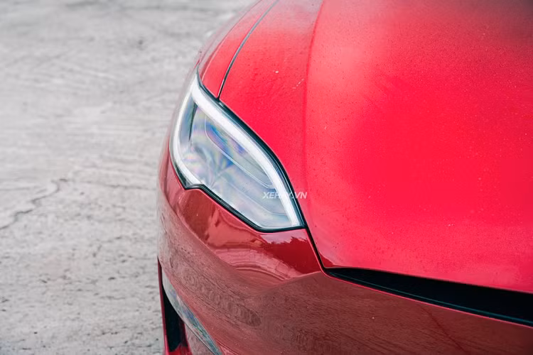 Di chuyển ra phía sau, Tesla Model S Plaid được trang bị thêm một cánh gió nhỏ giúp tối ưu tính khí động học. Đây là chi tiết không được trang bị trên phiên bản Model S tiêu chuẩn.