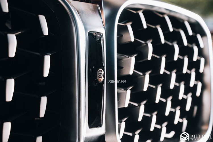 Bên trong cabin, Tesla Model S Plaid có thiết kế nội thất khá đơn giản. Điểm nhấn đầu tiên là vô-lăng như trên những mẫu xe đua F1 giống như trên chiếc Roadster. Phía sau là màn hình điện tử hiển thị các thông tin và cài đặt khi vận hành xe, trong khi ở giữa bảng táp lô là màn hình cảm ứng kích thước 17 inch hình chữ nhật.