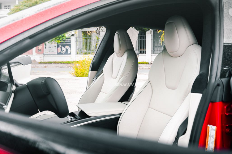 Một số trang bị tiện ích nổi bật có thể kể đến trên Tesla Model S Plaid có màn hình giải trí kích thước 8 inch cho hàng ghế sau, ghế ngồi chỉnh điện tích hợp tính năng sưởi, cửa sổ trời dạng kính toàn cảnh,… .