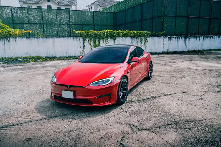 Tổng thế thiết kế của xe điện Tesla Model S Plaid vẫn khá tương đồng với phiên bản Model S tiêu chuẩn. Đặc điểm “nhận dạng” của Model S Plaid nằm ở hốc gió cản trước cùng hai hốc gió ở bên hông. Xe được trang bị bộ mâm 5 chấu kép kích thước 21 inch được sơn xám.