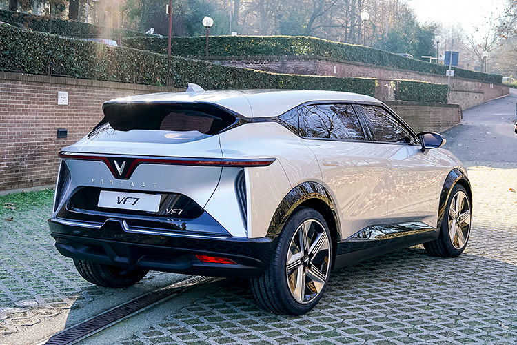 Ngoài ra, trong xe còn có những chi tiết ốp kim loại ở vô lăng, cụm điều khiển trung tâm và tapi cửa, tạo cảm giác cao cấp. Tiếp đến là màn hình cảm ứng trung tâm cỡ lớn, được thiết kế hướng về phía người lái, cửa gió điều hòa trải dài trên mặt táp-lô hay và núm xoay chuyển số đặt gần bệ tì tay trung tâm.