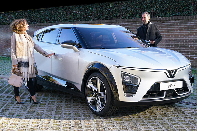 Hiện thời điểm bán ra thị trường và giá xe VinFast VF7 2023 vẫn chưa được công bố. Theo tin đồn, mẫu SUV cỡ C này sẽ ra mắt thị trường Việt Nam vào năm sau. VinFast cho biết, VF7 sẽ có chế độ bảo hành 10 năm cho xe, 10 năm hoặc trọn đời cho pin (không giới hạn số km), cùng các dịch vụ bảo dưỡng, cứu hộ di động, sửa chữa linh hoạt 24/7 tương tự các mẫu ôtô điện khác của hãng.