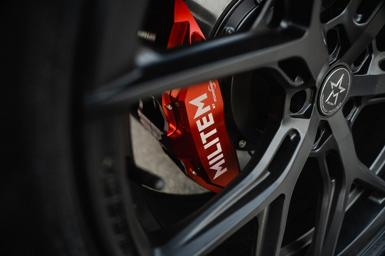 Một trong những nâng cấp nổi bật nhất là bộ mâm kích thước 22 x 9,5 inch bọc trong lốp 325/50 hoặc khách hàng cũng có thể chọn mâm 20 x 10 inch kèm lốp địa hình nếu muốn. Ở phía sau, bánh xe dự phòng đã được loại bỏ và xe được trang bị hệ thống ống xả quad đặc biệt.