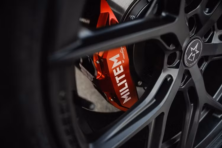 Một trong những nâng cấp nổi bật nhất là bộ mâm kích thước 22 x 9,5 inch bọc trong lốp 325/50 hoặc khách hàng cũng có thể chọn mâm 20 x 10 inch kèm lốp địa hình nếu muốn. Ở phía sau, bánh xe dự phòng đã được loại bỏ và xe được trang bị hệ thống ống xả quad đặc biệt.