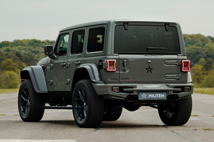 Chiếc Jeep Wrangler địa hình độ bodykit Militem còn có các bản lề ở thân xe sơn màu đen, đồng thời được bổ sung các tấm chắn bùn, dải đèn LED ở cản trước, cảm biến đỗ xe phía trước, bệ đỡ chân có thể thu gọn và hệ thống chiếu sáng LED màu trong.