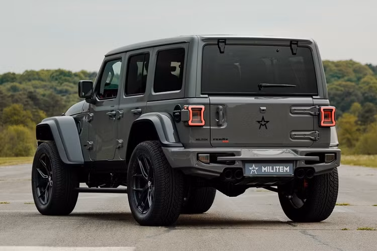 Chiếc Jeep Wrangler địa hình độ bodykit Militem còn có các bản lề ở thân xe sơn màu đen, đồng thời được bổ sung các tấm chắn bùn, dải đèn LED ở cản trước, cảm biến đỗ xe phía trước, bệ đỡ chân có thể thu gọn và hệ thống chiếu sáng LED màu trong.