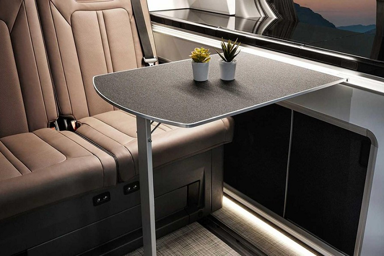 Người dùng còn có thể mắc đầu vòi tắm hoa sen vào phía sau của mẫu nhà di động Hyundai Staria Lounge Camper, nơi cũng có ổ cắm điện để tiện sử dụng những thiết bị khác nhau.
