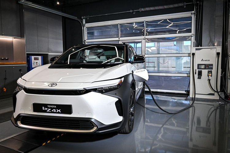 Theo công bố của nhà sản xuất, Toyota bZ4X cạy điện phiên bản mô tơ đơn có công suất 202 mã lực, mô men xoắn 266Nm. Trong khi đó, bản mô tơ đôi có 2 thông số tương ứng là 216 mã lực và 337Nm.