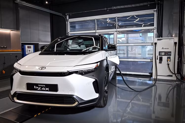 Theo công bố của nhà sản xuất, Toyota bZ4X cạy điện phiên bản mô tơ đơn có công suất 202 mã lực, mô men xoắn 266Nm. Trong khi đó, bản mô tơ đôi có 2 thông số tương ứng là 216 mã lực và 337Nm.