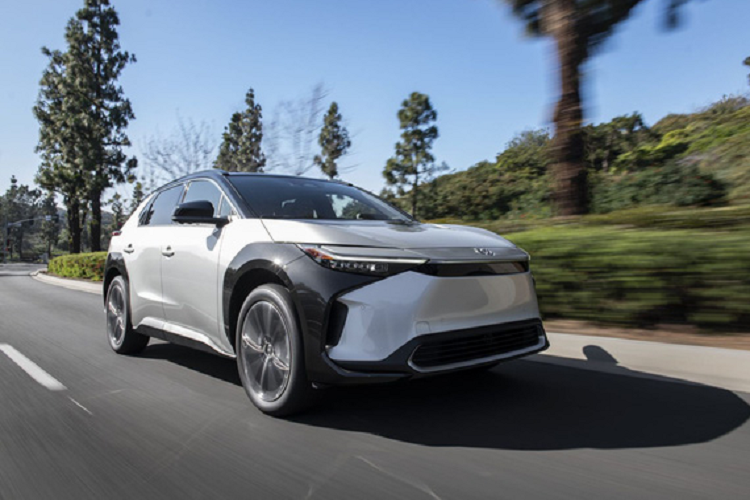 Tại cả 2 thị trường trên, khách hàng được bảo hành pin 8 năm hoặc 160.000km, đi kèm các chính sách ưu đãi hấp dẫn. Mức giá xe Toyota bZ4X tại Indonesia tương đương khoảng 1,9 tỷ đồng và tại Thái Lan là 1,267 tỷ đồng do được hưởng các ưu đãi về thuế.