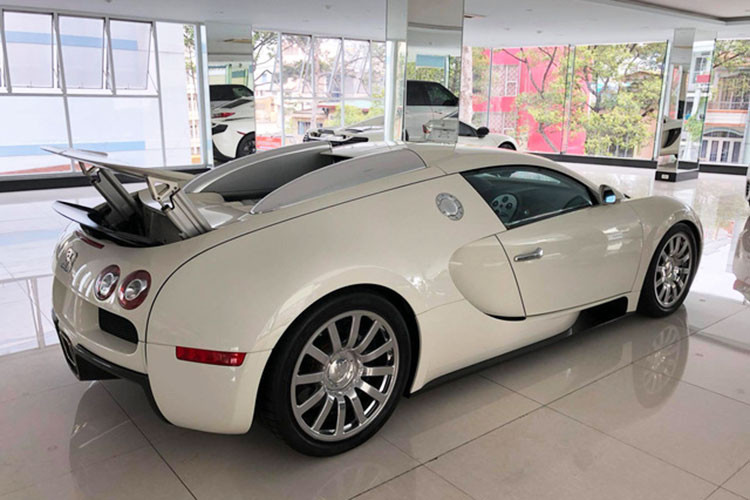 Giá xe Bugatti Veyron khi ra mắt khởi điểm từ 1,3 triệu USD, các bộ phận trên Veyron có giá đắt đỏ bậc nhất trong giới siêu xe bấy giờ. Bộ lốp cho siêu xe này có giá lên đến 70.000 USD trong khi chiếc bu-lông có giá 100 USD và phải thay mới sau khi tháo ra. Theo một số nguồn tin, Chủ tịch Trung Nguyên bỏ ra không dưới 45 tỷ để sở hữu siêu xe này.