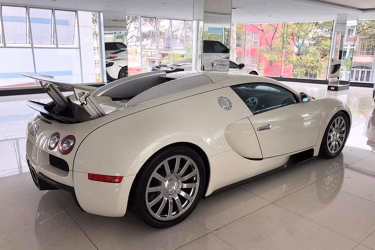 Giá xe Bugatti Veyron khi ra mắt khởi điểm từ 1,3 triệu USD, các bộ phận trên Veyron có giá đắt đỏ bậc nhất trong giới siêu xe bấy giờ. Bộ lốp cho siêu xe này có giá lên đến 70.000 USD trong khi chiếc bu-lông có giá 100 USD và phải thay mới sau khi tháo ra. Theo một số nguồn tin, Chủ tịch Trung Nguyên bỏ ra không dưới 45 tỷ để sở hữu siêu xe này.