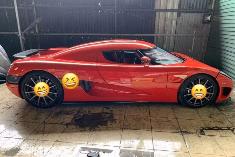 Dù người trong cuộc chưa lên tiếng xác nhận đây là xe gì nhưng giới mê xe cũng dần nhận ra chiếc siêu xe bí ẩn này có thể là mẫu xe hypercar Koenigsegg CCX cực hiếm âm thầm về Việt Nam được 2 năm.