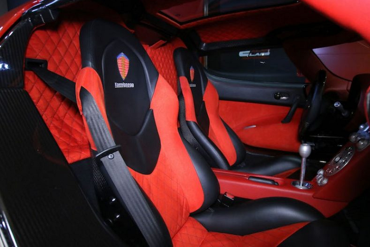 Chiếc siêu xe Koenigsegg CCX âm thầm được mang về nước của doanh nhân Việt có màu sơn đỏ và nhiều chi tiết ở ngoại thất bằng carbon, đây là 1 trong 30 chiếc xe Koenigsegg CCX tiêu chuẩn được sản xuất, dù xe đã có tuổi đời hơn 12 năm nhưng đây vẫn là 1 trong những hàng tuyển mà các đại gia thế giới săn lùng.
