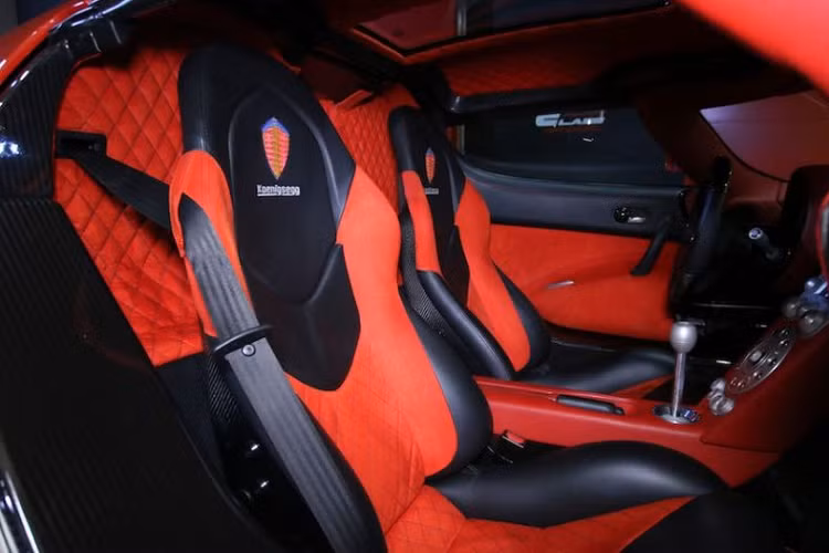 Chiếc siêu xe Koenigsegg CCX âm thầm được mang về nước của doanh nhân Việt có màu sơn đỏ và nhiều chi tiết ở ngoại thất bằng carbon, đây là 1 trong 30 chiếc xe Koenigsegg CCX tiêu chuẩn được sản xuất, dù xe đã có tuổi đời hơn 12 năm nhưng đây vẫn là 1 trong những hàng tuyển mà các đại gia thế giới săn lùng.