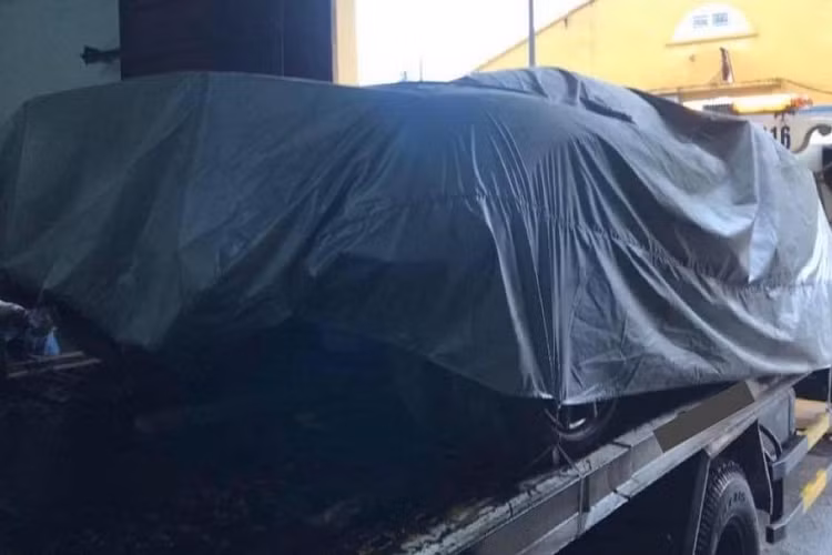 Mới đây, một người chuyên nhập khẩu siêu xe về Việt Nam đã cho các tay chơi xe huyền thoại tại dải đất hình chữ S như Cường Đô la, Phan Thành hay ông Đặng Lê Nguyên Vũ phải bất ngờ khi chia sẻ hình ảnh về một chiếc xe được phủ bạt nghi là Koenigsegg CCX hàng khủng, kèm theo đó là dòng trạng thái như "Nhiều khi úp mở vậy mới hấp dẫn".