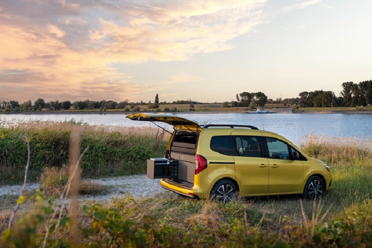 Gói nâng cấp Mercedes-Benz T‑Class thành xe cắm trại từ Brabus này bao gồm một chiếc giường với nệm dày 10 cm đủ cho 2 người.