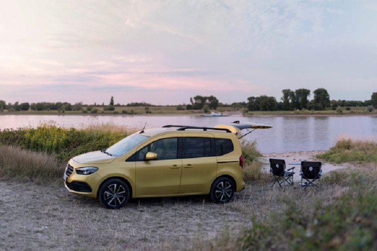 Không gian ngủ của Mercedes-Benz T-Class có kích thước 2 x 1,15 mét.