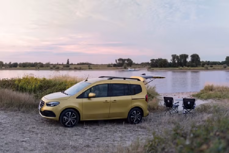 Không gian ngủ của Mercedes-Benz T-Class có kích thước 2 x 1,15 mét.