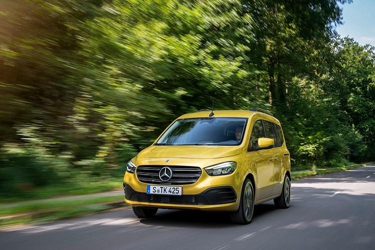 Ngoài ra, chiếc xe van T-Class còn được lắp đặt thêm các tấm thông gió mới với lưới chắn côn trùng có thể được lắp đặt ở cửa sổ phía trước.