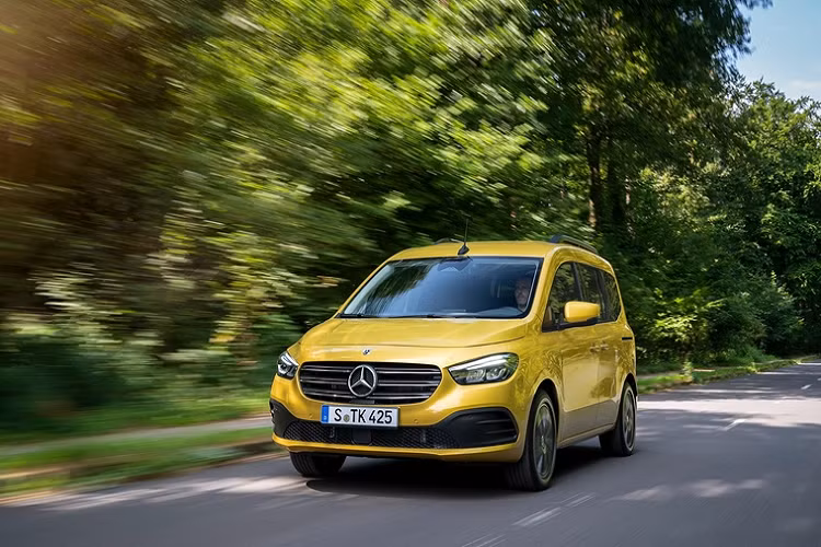 Ngoài ra, chiếc xe van T-Class còn được lắp đặt thêm các tấm thông gió mới với lưới chắn côn trùng có thể được lắp đặt ở cửa sổ phía trước.