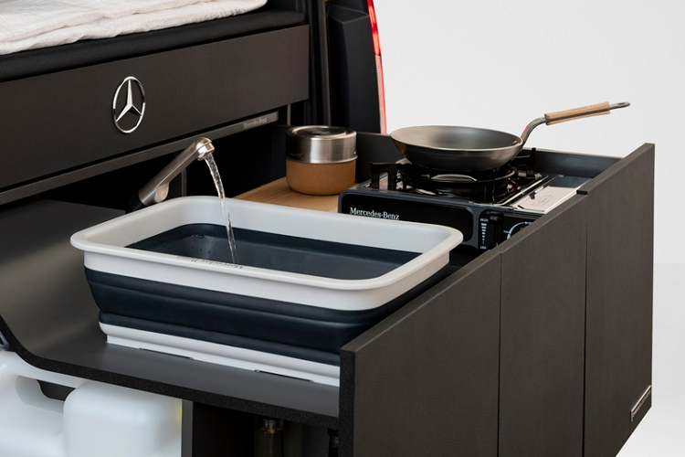 Một số trang bị nổi bật khác gồm trang trí sơn đen ở ngoại thất và ngăn chứa đồ bổ sung.