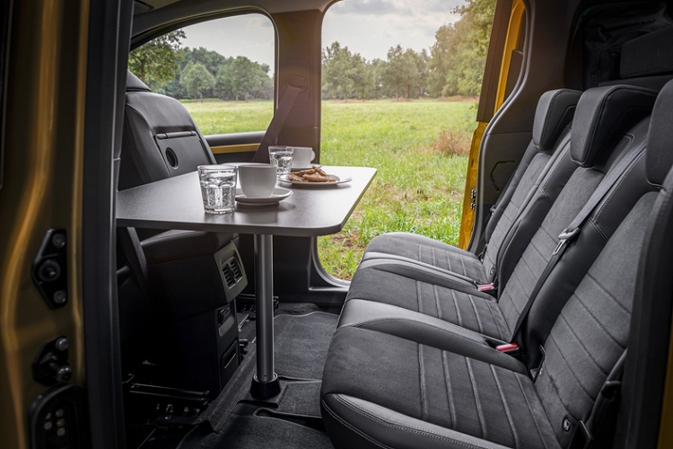 Khách hàng cũng có thể chọn mua thêm các thiết bị nhà bếp (tùy chọn), như bồn rửa, bình chứa nước sạch 12 lít, tủ lạnh nhỏ, một bếp gas, 2 ghế cắm trại, bàn gấp tiện lợi...