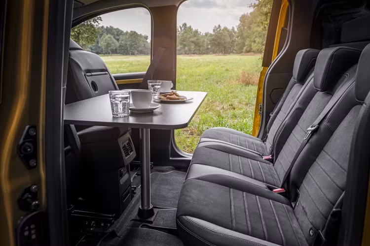 Khách hàng cũng có thể chọn mua thêm các thiết bị nhà bếp (tùy chọn), như bồn rửa, bình chứa nước sạch 12 lít, tủ lạnh nhỏ, một bếp gas, 2 ghế cắm trại, bàn gấp tiện lợi...