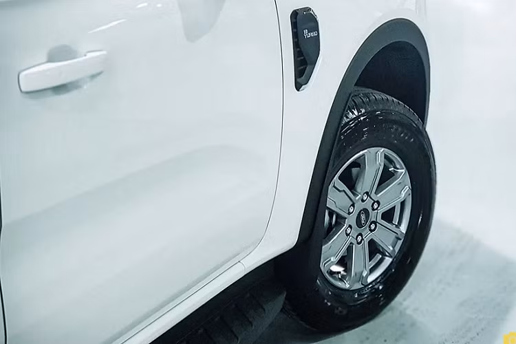 Ở phiên bản XLT 2023 này, xe được trang bị màn hình giải trí trung tâm đặt dọc kích thước 12 inch, đồng hồ hỗ trợ lái kỹ thuật số. Hệ thống ra lệnh bằng giọng nói SYNC4. Phanh tay và cần số điện tử và các chế độ lái được chuyển sang điều khiển bằng núm xoay. Hệ thống phanh tay cơ.