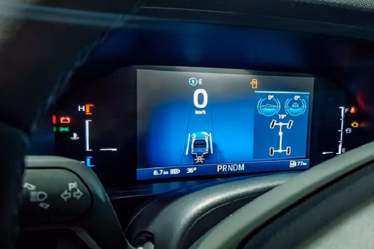 Ngoại thất phiên bản Ford Ranger XLT 2023 mới được trang bị đèn pha full-LED thiết kế mới, lưới tản nhiệt với nan mạ crôm, bộ mâm hợp kim 17 inch sơn màu bạc trang nhã.