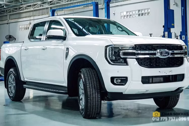  Ford Ranger 2023 thế hệ mới đã có mặt tại đại lý ở Campuchia, xe được lắp ráp và nhập khẩu từ Thái Lan. So với thị trường Việt, thị trường Campuchia có Ranger 2023 sớm hơn, do nhập khẩu nguyên chiếc từ Thái, thay vì lắp ráp tại Việt Nam. Hiện tại, theo tìm hiểu thì Ford Ranger XLT 2023 mới vẫn chưa có giá bán chính thức ở Campuchia.