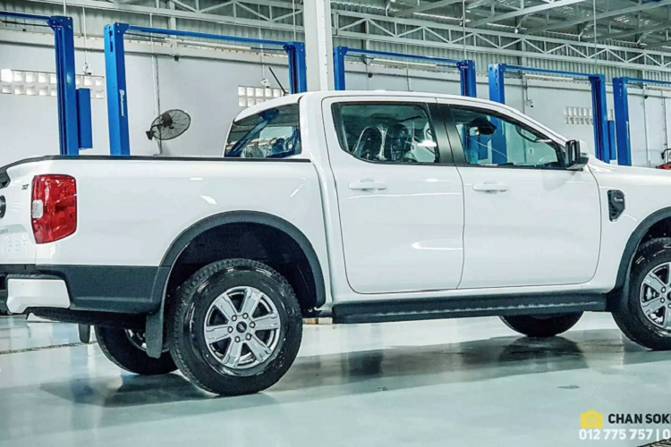Trong tương lai gần, sau khi bán ở Việt Nam, Ford Ranger phiên bản XLT 2023 4x4 AT mới sẽ là lựa chọn thích hợp dành cho khách hàng mua bán tải 2 cầu, trang bị đủ dùng với chi phí vừa phải, lý tưởng để phục vụ cho công việc kết hợp với gia đình.