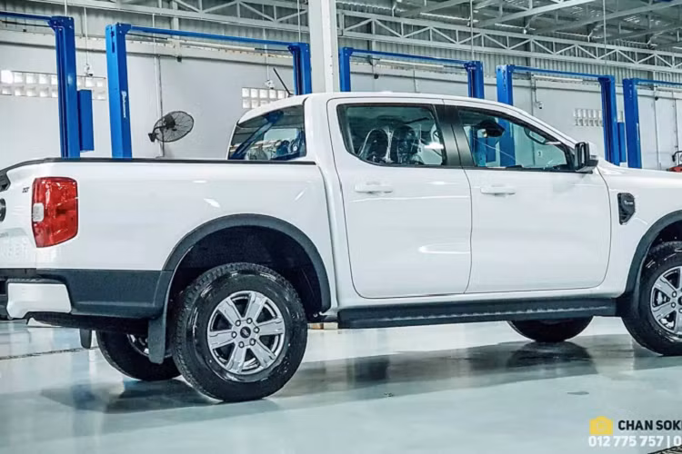 Trong tương lai gần, sau khi bán ở Việt Nam, Ford Ranger phiên bản XLT 2023 4x4 AT mới sẽ là lựa chọn thích hợp dành cho khách hàng mua bán tải 2 cầu, trang bị đủ dùng với chi phí vừa phải, lý tưởng để phục vụ cho công việc kết hợp với gia đình.