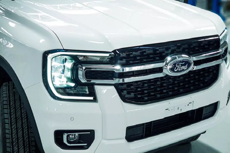 Trước đó, Ford Ranger thế hệ mới đã bị bắt gặp khi đang chạy thử tại Việt Nam và đang hoàn tất những công đoạn chuẩn bị cuối cùng, trước khi được ra mắt tại thị trường Việt vào thời điểm tháng 8 năm nay.