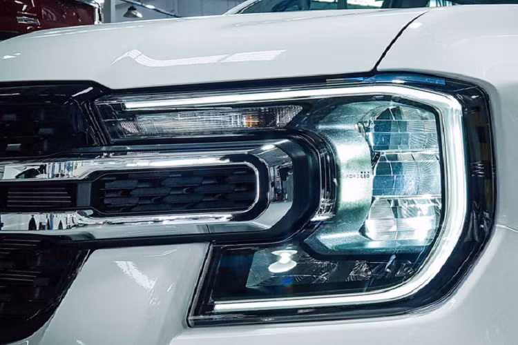 Ford Ranger XLT 2023 mới về Campuchia sử dụng động cơ dầu 2.0L biturbo cho công suất 210 mã lực và mô-men xoắn cực đại 500Nm, sử dụng hộp số tự động 10 cấp và hệ dẫn động hai cầu.