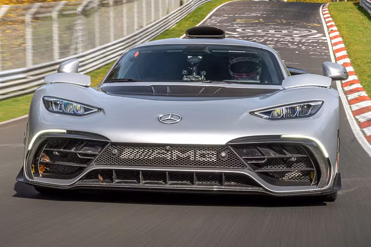 Mới đây, vinh quang tại Nurburging đã gọi tên siêu xe Mercedes-AMG ONE khi mẫu Hypercar thương mại này đã chính thức “soán ngôi” của Porsche 911 GT2 RS Manthey-Racing để trở thành mẫu xe thương mại có thời gian hoàn thành vòng đua nhanh nhất tại nơi đây.