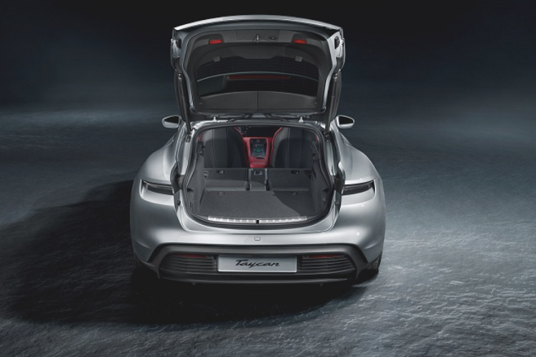 Phần còn lại của Sport Turismo không có gì khác biệt so với những phiên bản Taycan khác, bao gồm bảng điều khiển với bố cục đa màn hình cùng hệ thống thông tin giải trí Porsche Communication Management tích hợp điều hướng thông minh, hệ thống Voice Pilot và Charging Planner. Khách hàng còn có thể chi thêm cho tùy chọn cửa sổ trời toàn cảnh với công nghệ Sunshine Control giúp điều chỉnh độ trong suốt/mờ đục của tấm kính.