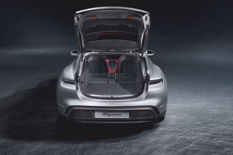 Phần còn lại của Sport Turismo không có gì khác biệt so với những phiên bản Taycan khác, bao gồm bảng điều khiển với bố cục đa màn hình cùng hệ thống thông tin giải trí Porsche Communication Management tích hợp điều hướng thông minh, hệ thống Voice Pilot và Charging Planner. Khách hàng còn có thể chi thêm cho tùy chọn cửa sổ trời toàn cảnh với công nghệ Sunshine Control giúp điều chỉnh độ trong suốt/mờ đục của tấm kính.