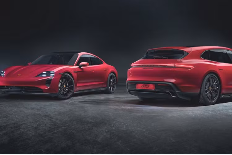 Tất cả các phiên bản Porsche Taycan Sport Turismo thể thao đều vẫn sở hữu kiểu dáng hatchback, cung cấp một khoang nội thất rộng rãi và thoải mái. Ở bên trong, khoảng sáng trần xe đã được tăng thêm 9mm cho hàng ghế lái và 45mm cho hàng ghế phía sau. Tùy thuộc vào bản trang bị mà dung tích khoang chứa hành lý tiêu chuẩn có thể lên đến 446 lít và gia tăng tối đa lên 1.212 lít khi gập hàng ghế sau lại.