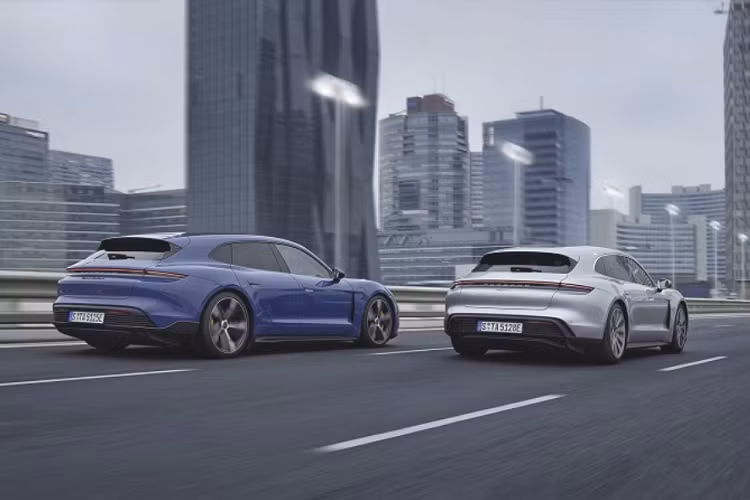 Công suất tối đa của bản tiêu chuẩn là 322 mã lực, trong khi phiên bản mạnh nhất là Turbo S có thể đạt 751 mã lực nhờ chế độ Overboost. Nhờ sức mạnh này mà Taycan có thể tăng tốc từ 0 - 100 km/h trong 2,8 giây và đạt tốc độ tối đa 260 km/h.