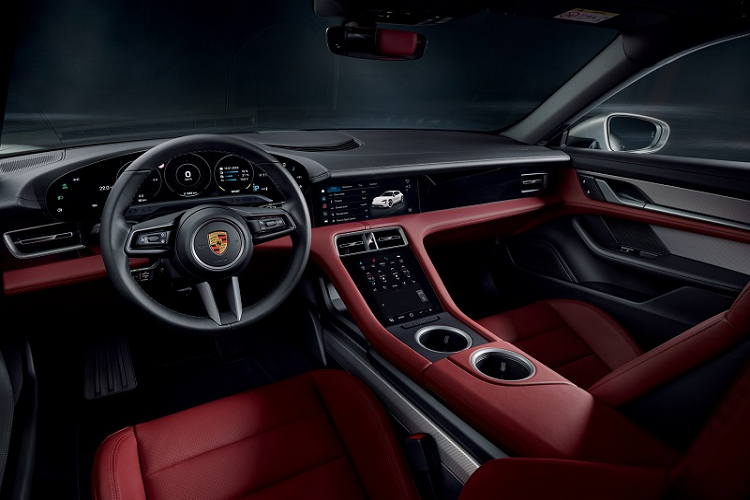 Về truyền động, Porsche Taycan Sport Turismo có sẵn với các cấu hình động cơ như phiên bản thông thường. Phiên bản tiêu chuẩn được trang bị hệ dẫn động cầu sau, trong khi các phiên bản còn lại có hệ dẫn động 4 bánh toàn thời gian.