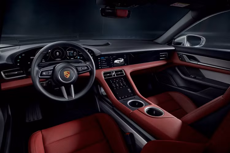 Về truyền động, Porsche Taycan Sport Turismo có sẵn với các cấu hình động cơ như phiên bản thông thường. Phiên bản tiêu chuẩn được trang bị hệ dẫn động cầu sau, trong khi các phiên bản còn lại có hệ dẫn động 4 bánh toàn thời gian.