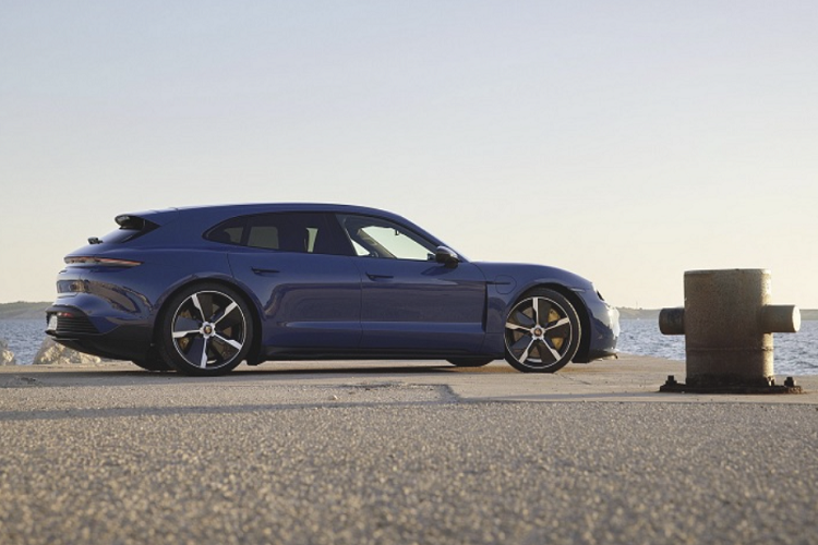 Tại thị trường Anh, giá xe Porsche Taycan Sport Turismo khởi điểm từ 73.560 bảng Anh (khoảng 2,27 tỷ đồng) và lên đến 140.080 bảng Anh (khoảng 4,32 tỷ đồng) cho phiên bản đầu bảng Turbo S. Taycan Sport Turismo dự kiến sẽ ra mắt thị trường châu Âu vào tháng 2 sắp tới, bắt đầu với phiên bản GTS.