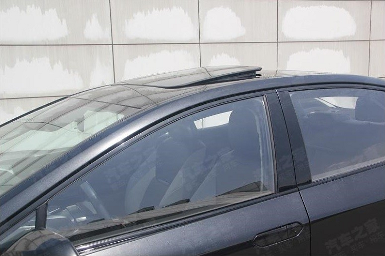 Cụ thể, Toyota bZ3 mang trên mình thiết kế đi trước thời đại với những đường gân sắc sảo xuất hiện khắp nơi. Mẫu sedan thuần điện này còn có cụm đèn pha LED mượt mà và dải đèn LED định vị ban ngày nằm vắt ngang trên đầu xe. Vì là ô tô điện nên Toyota bZ3 không có lưới tản nhiệt mà chỉ đi kèm hốc gió trung tâm khá rộng trên cản trước.