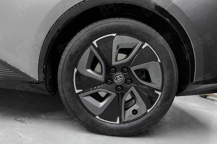 Được phát triển dựa trên cơ sở gầm bệ e-TNGA dành cho ô tô điện, bZ3 có kích thước như Toyota Camry. Cụ thể, xe sở hữu chiều dài 4.725 mm, chiều rộng 1.835 mm, chiều cao 1.475 mm và chiều dài cơ sở 2.880 mm.