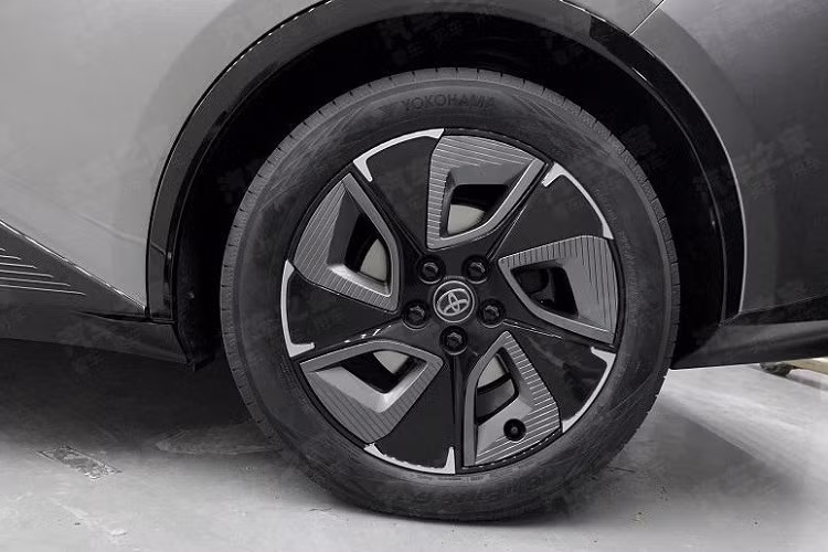 Được phát triển dựa trên cơ sở gầm bệ e-TNGA dành cho ô tô điện, bZ3 có kích thước như Toyota Camry. Cụ thể, xe sở hữu chiều dài 4.725 mm, chiều rộng 1.835 mm, chiều cao 1.475 mm và chiều dài cơ sở 2.880 mm.