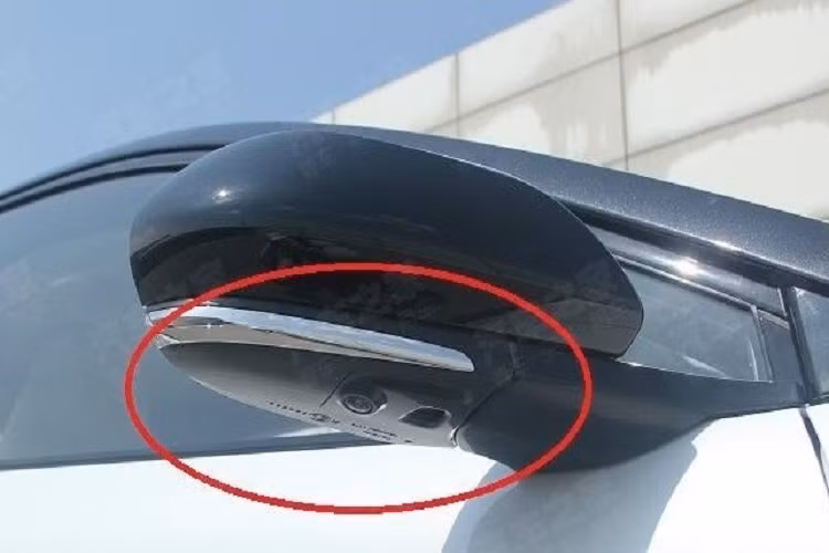 Tuy nhiên, qua hình ảnh chụp bên sườn, có thể thấy Toyota bZ3 sở hữu ghế trước phối 2 màu tương phản và có thiết kế thể thao, ôm lấy thân người ngồi. Ngoài ra, trên đỉnh kính lái còn gắn thẻ thu phí tự động không dừng ETC. Trên gương chiếu hậu và đầu xe của Toyota bZ3 đều có camera, điều này chứng tỏ xe sẽ được trang bị nhiều tính năng an toàn chủ động.