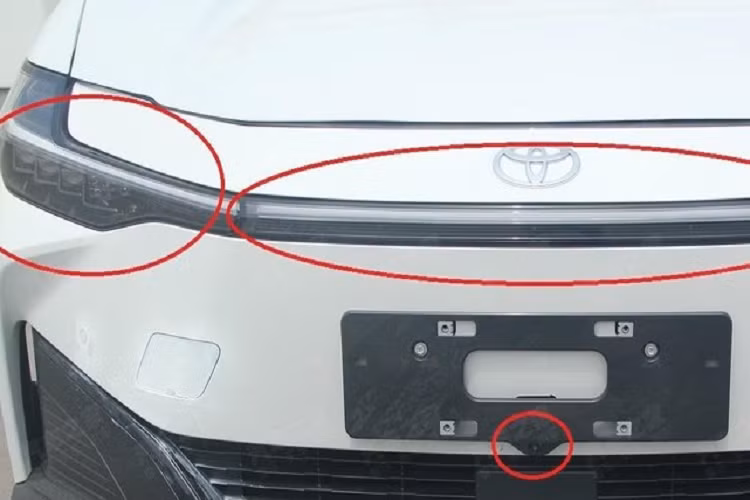 Trong khi đó, ở phía sau xe xuất hiện cụm đèn hậu nằm vắt ngang đuôi xe, tương tự dải đèn LED định vị ban ngày. Khu vực phía sau của xe cũng được thiết kế theo phong cách không gian 3 chiều như sườn xe. Hiện chưa có hình ảnh chụp nội thất của mẫu sedan thuần điện này