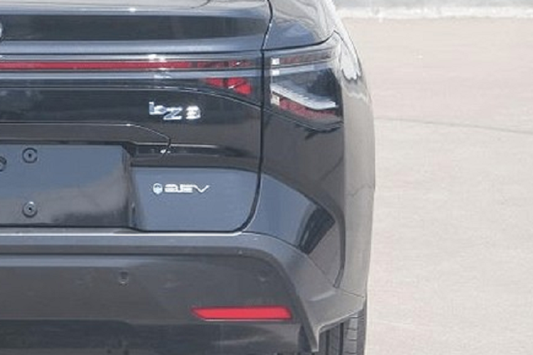 Sẽ không ngạc nhiên nếu xe đi kèm gói công nghệ an toàn chủ động Toyota Safety Sense. Được biết, Toyota bZ3 là mẫu sedan dành riêng cho thị trường Trung Quốc. Đồng thời, mẫu xe này sẽ dùng pin lithium-sắt-photphat (LiFePO4) do công ty con Fudi Industrial của hãng xe Trung Quốc BYD sản xuất.